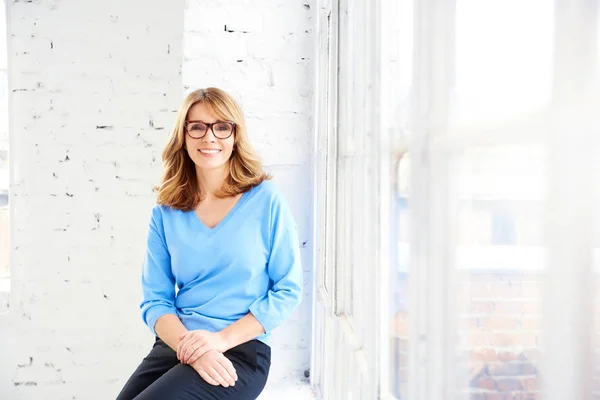 Retrato Una Hermosa Mujer Mediana Edad Con Sonrisa Dentada Relajante —  Fotos de Stock