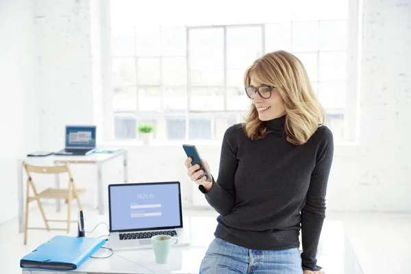 Portret Shot Van Aantrekkelijke Zakenvrouw Dragen Casual Kleding Terwijl Permanent — Stockfoto