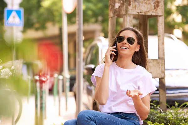 Retrato Una Joven Sentada Calle Hablando Con Alguien Teléfono Móvil —  Fotos de Stock