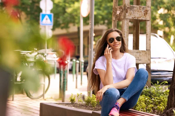 Retrato Una Joven Sentada Calle Hablando Con Alguien Teléfono Móvil —  Fotos de Stock