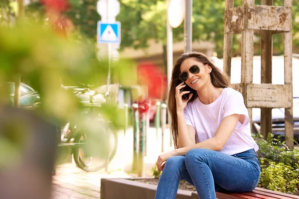 Portrait Shot Young Woman Sitting Street Talking Somebody Her Mobile — Stock Photo, Image
