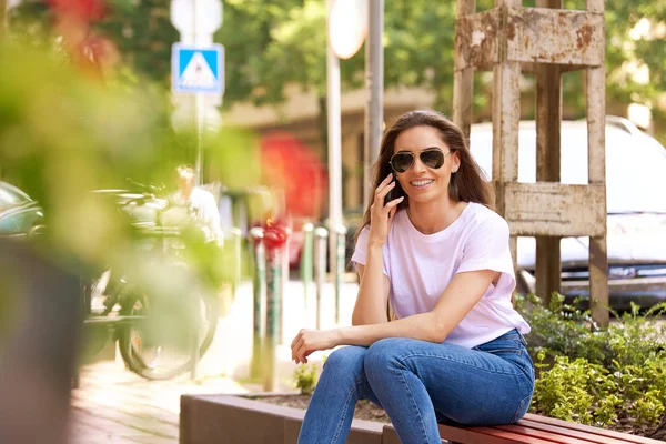 Portrét Mladé Ženy Sedící Ulici Mluvení Někým Mobilním Telefonu — Stock fotografie