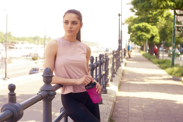 Zastřelen Mladé Ženy Držící Třesavku Ruce Zatímco Relaxaci Běhu Městě — Stock fotografie