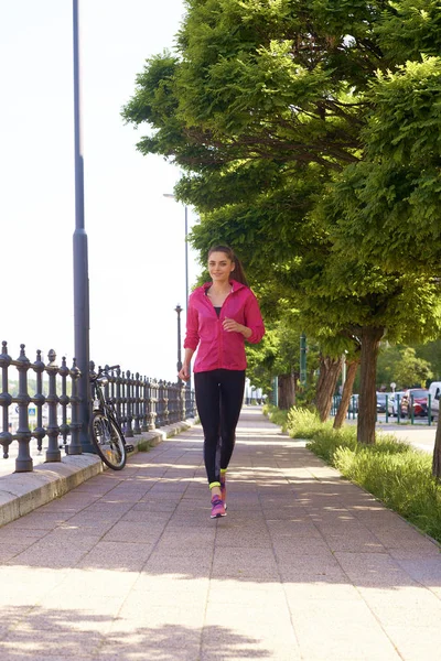 Повнометражний Знімок Молодої Жінки Біжить Місті — стокове фото