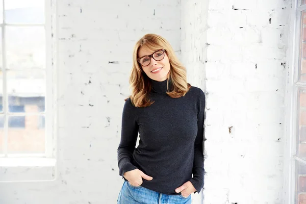 Portrait Shot Confident Attractive Woman Looking Camera Smiling While Standing — Stock Photo, Image