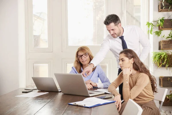 Grupp Affärsmän Som Arbetar Tillsammans Affärsprojekt Unga Försäljning Affärskvinna Och — Stockfoto