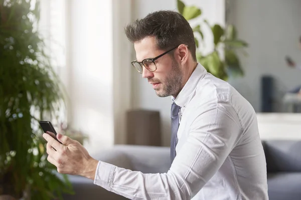 Porträtt Skott Affärsman Använder Sin Mobiltelefon Och Sms Medan Sitter — Stockfoto