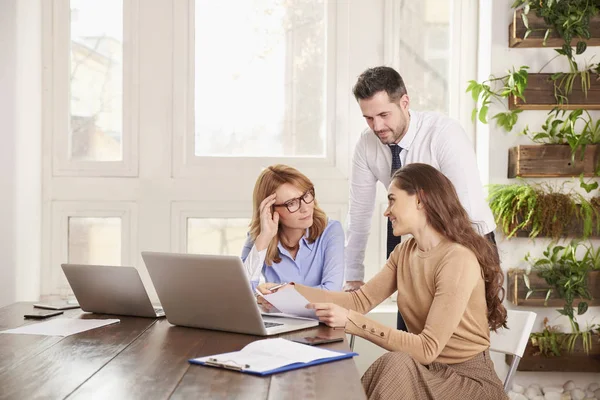 Groep Van Mensen Uit Het Bedrijfsleven Werken Samen Aan Een — Stockfoto