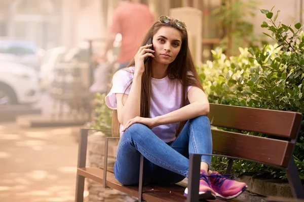 Largometraje Completo Atractiva Joven Sonriente Vestida Con Ropa Casual Hablando —  Fotos de Stock