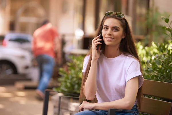 Primer Plano Atractiva Joven Sonriente Vestida Con Ropa Casual Hablando —  Fotos de Stock