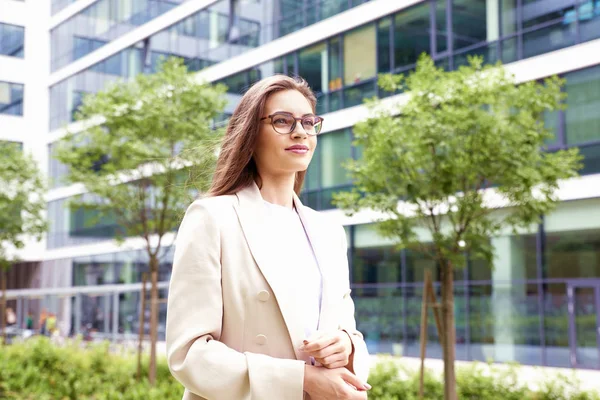 Portrait Jeune Femme Affaires Élégante Marchant Dans Rue — Photo