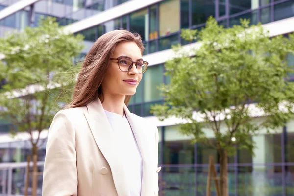 Portrétní Záběr Mladé Elegantní Obchodní Ženy Pěšky Ulici — Stock fotografie