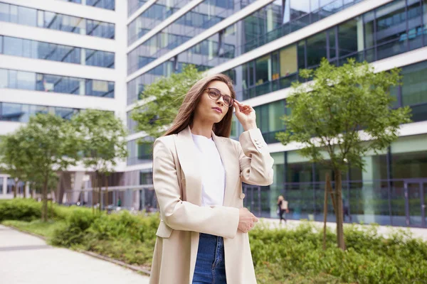 Portrétní Záběr Mladé Elegantní Obchodní Ženy Pěšky Ulici — Stock fotografie