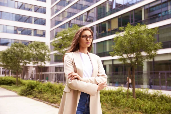 Retrato Tiro Jovem Mulher Negócios Elegante Andando Rua — Fotografia de Stock