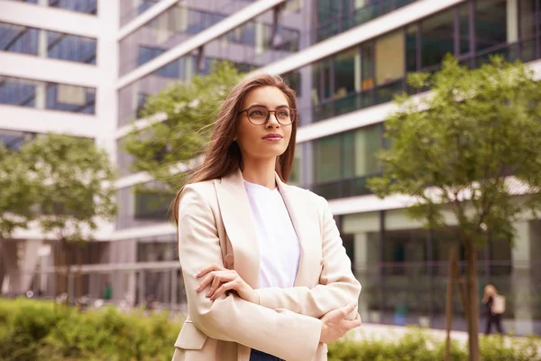 Portret Strzał Młodego Eleganckiego Bizneswoman Chodzenie Ulicy — Zdjęcie stockowe