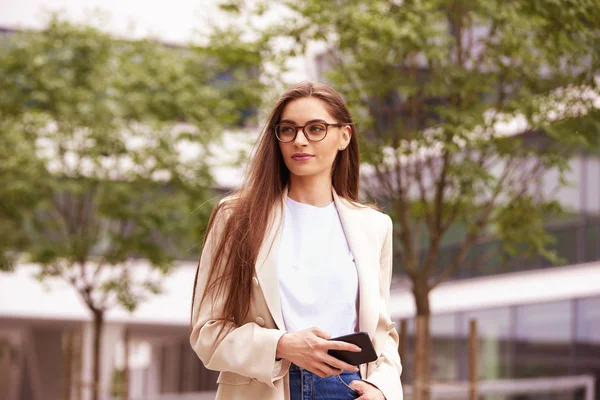 Aufnahme Einer Geschäftsfrau Mit Einem Handy Beim Gehen Auf Der — Stockfoto