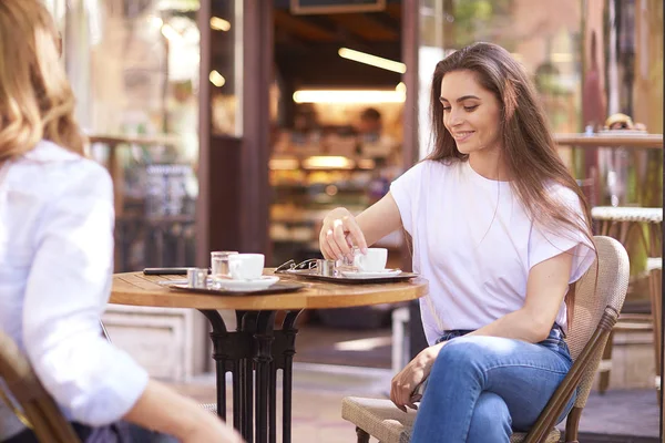 Tiro Amigas Conversando Café Enquanto Sentadas Mesa Tomando Café Croissant — Fotografia de Stock