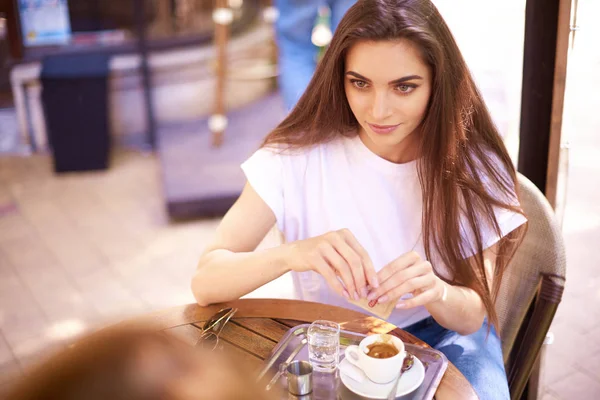 Portret schot van jonge vrouw drinken haar espresso in outdoor ca — Stockfoto