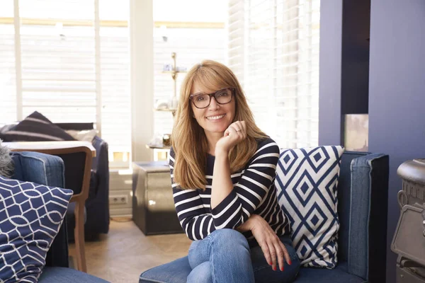 Retrato Una Mujer Mediana Edad Sonriente Vestida Con Ropa Casual — Foto de Stock