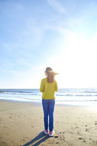 Mujer Caminando Playa Vista Trasera — Foto de Stock