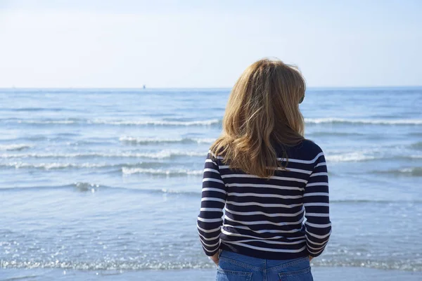 Вид Сзади Женщину Длинными Волосами Повседневной Одежде Стоящую Пляже Мечтающую — стоковое фото