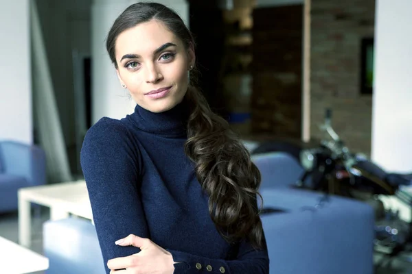 Retrato Tiro Bela Jovem Mulher Vestindo Camisola Pescoço Rolo Sorrindo — Fotografia de Stock