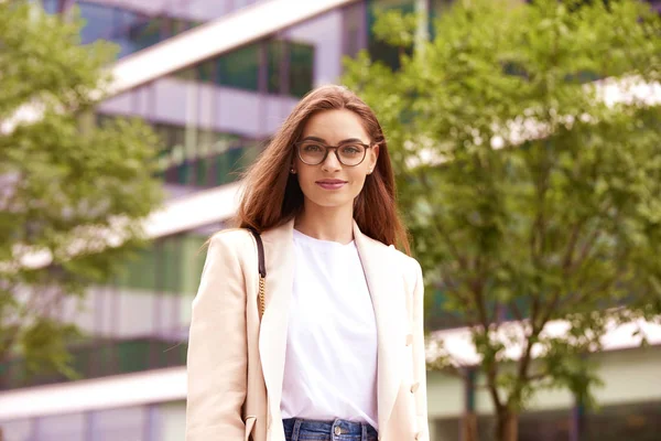 Portrait Jeune Femme Affaires Marchant Dans Rue — Photo