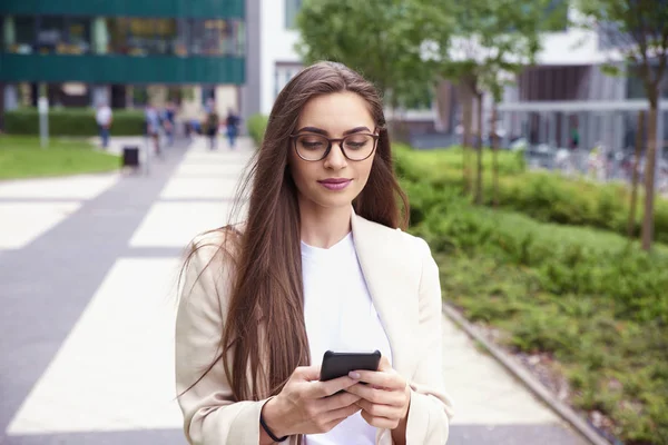 Tiro Mensagens Texto Jovem Empresária Enquanto Caminhava Rua — Fotografia de Stock