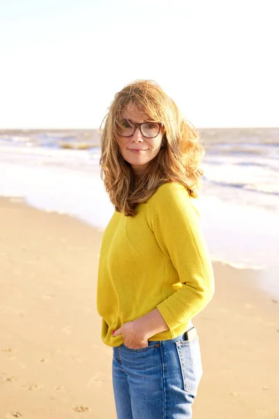 Portrait Beautiful Smiling Woman Walking Coastline Windy Day — Stock Photo, Image