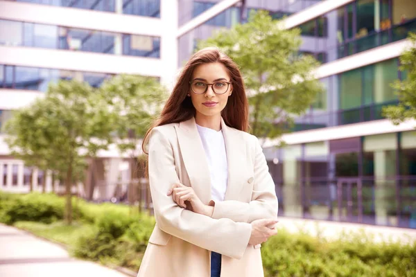 Fotografía Una Hermosa Joven Mujer Negocios Usando Chaqueta Anteojos Mientras —  Fotos de Stock