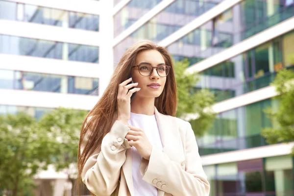 Portrét Mladé Obchodní Ženy Která Někým Povídá Mobilním Telefonu Když — Stock fotografie