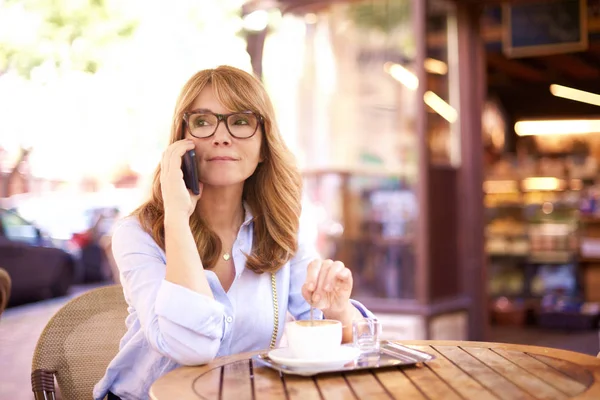 Portret Strzał Średnim Wieku Businesswoman Dzwoniąc Siedząc Kawiarni Świeżym Powietrzu — Zdjęcie stockowe