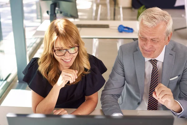 Zakenmensen Die Samenwerken Terwijl Kantoor Zitten Voor Computer Gegevens Analyseren — Stockfoto