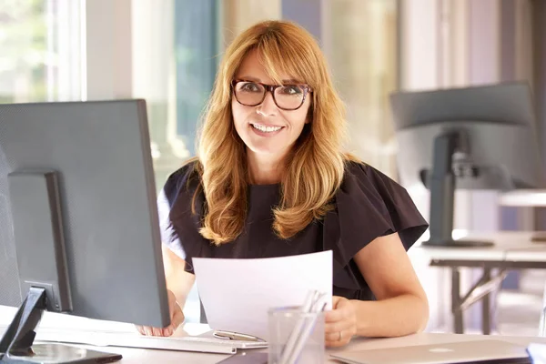 Tiro Elegante Mulher Negócios Madura Sentada Frente Computador Fazendo Alguma — Fotografia de Stock