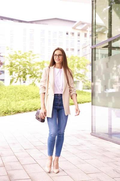 Tiro Longitud Completa Joven Mujer Negocios Que Lleva Chaqueta Jeans — Foto de Stock