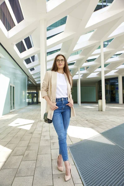 Ganzkörperaufnahme Einer Jungen Geschäftsfrau Blazer Und Jeans Beim Gehen Auf — Stockfoto