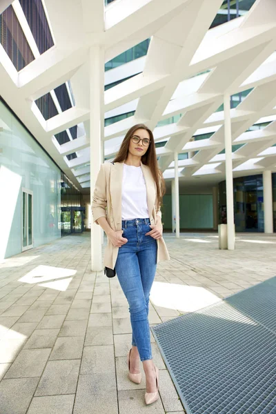 Ganzkörperaufnahme Einer Jungen Geschäftsfrau Blazer Und Jeans Beim Gehen Auf — Stockfoto