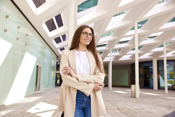 Prise Vue Une Jeune Femme Affaires Confiante Debout Dans Rue — Photo