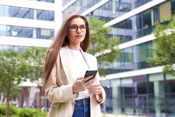 Schöne Junge Geschäftsfrau Fuß Auf Der Straße Und Sms — Stockfoto