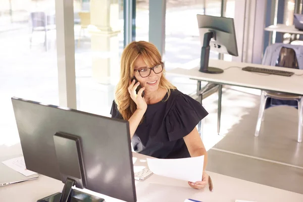 Skott Verkställande Affärskvinna Sitter Vid Skrivbordet Och Ett Samtal När — Stockfoto