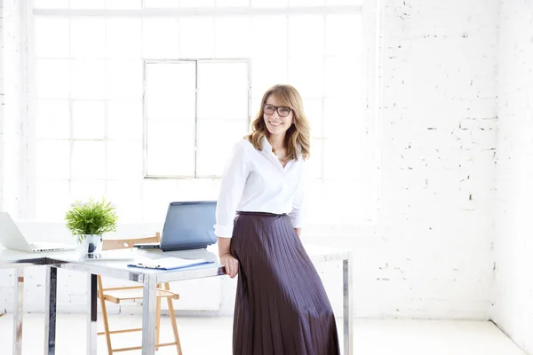 Pełna Długość Strzał Atrakcyjne Średnim Wieku Businesswoman Noszenie Okularów Stojąc — Zdjęcie stockowe