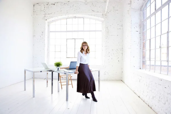 Largometraje Completo Atractiva Elegante Mujer Negocios Pie Escritorio Oficina Mirando — Foto de Stock