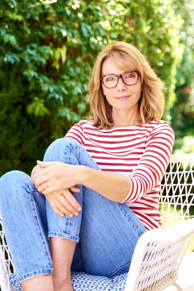 Portrait Shot Attractive Middle Aged Woman Relaxing Garden While Looking — Stock Photo, Image