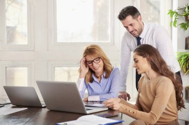 Ofiste takım çalışması. Togethe çalışan iş adamları grubu