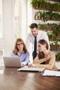 Ofiste takım çalışması. Togethe çalışan iş adamları grubu