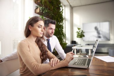 Ofiste birlikte çalışan bir grup iş adamı. 