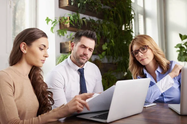 Grupp av affärsfolk som använder laptop medan du arbetar i Offic — Stockfoto