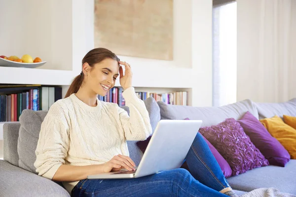 Tiro Mulher Segurando Seu Cartão Bancário Mão Usando Laptop Enquanto — Fotografia de Stock