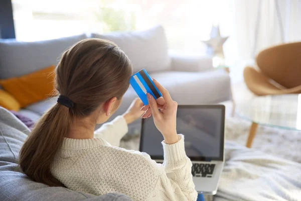 Hátsó Nézet Felvétel Egy Nőről Aki Kezében Tartja Bankkártyáját Laptopot — Stock Fotó