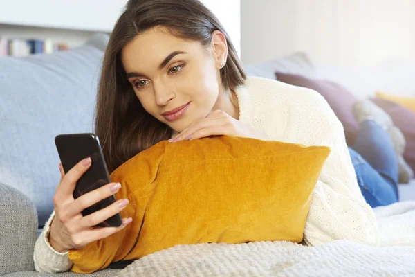 Shot Van Mooie Jonge Vrouw Liggend Bank Sms Terwijl Ontspannen — Stockfoto